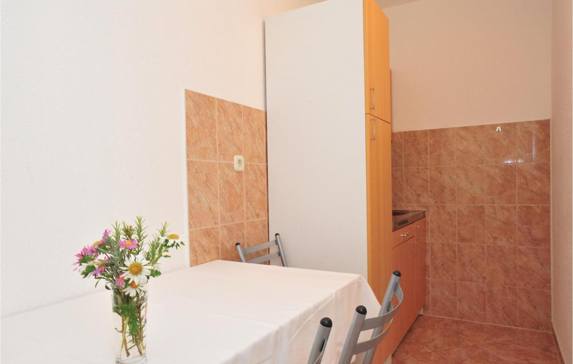 1 Bedroom Awesome Apartment In Lokva Rogoznica Esterno foto